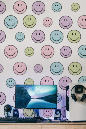 Wallpaper- N95 Living Room Colorful Smileys Pop